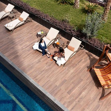 Movenpick Hotel And Residences Riad Exterior foto The swimming pool at the hotel