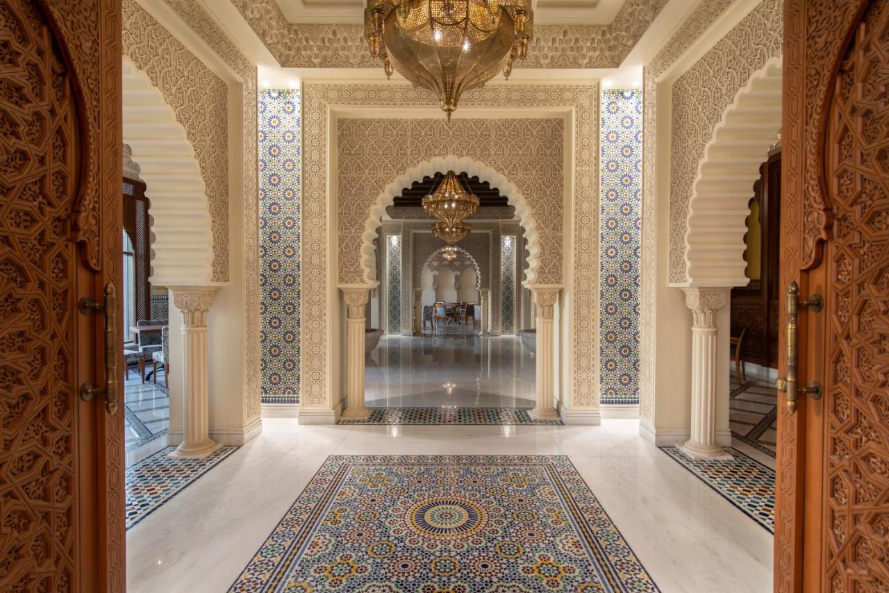 Movenpick Hotel And Residences Riad Exterior foto The lobby of the hotel