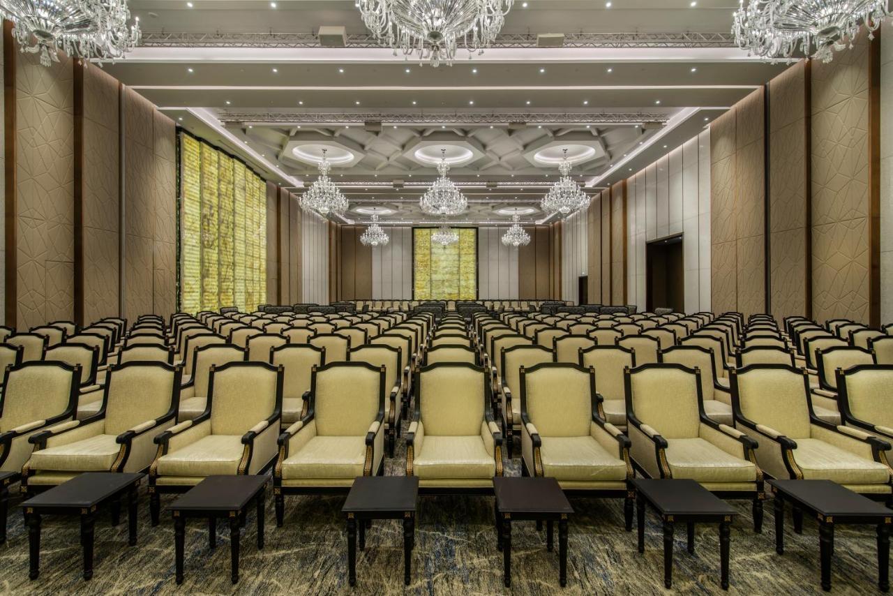 Movenpick Hotel And Residences Riad Exterior foto The Grand Ballroom