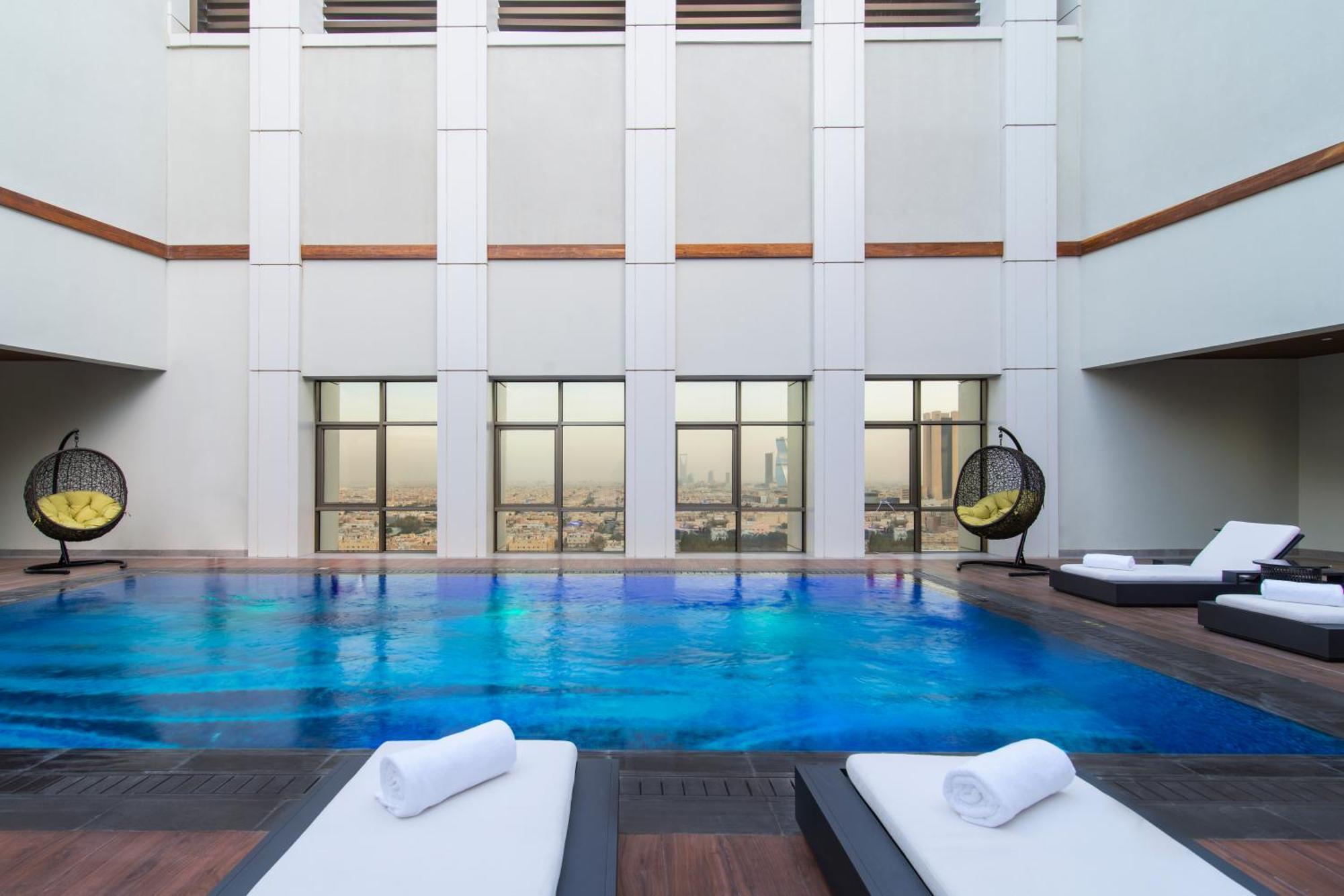 Movenpick Hotel And Residences Riad Exterior foto The swimming pool at the hotel