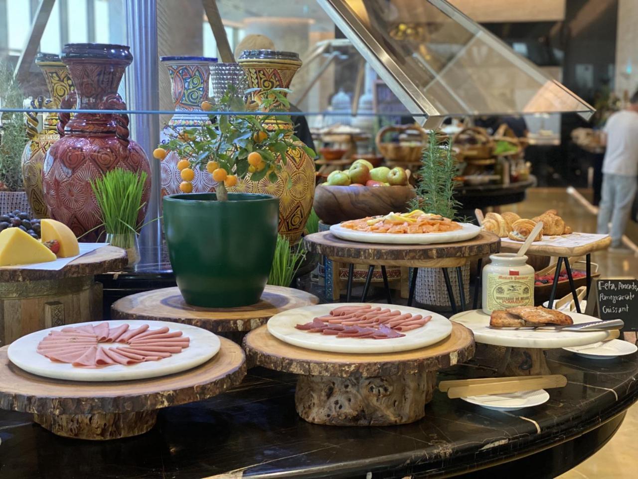 Movenpick Hotel And Residences Riad Exterior foto A buffet at a hotel