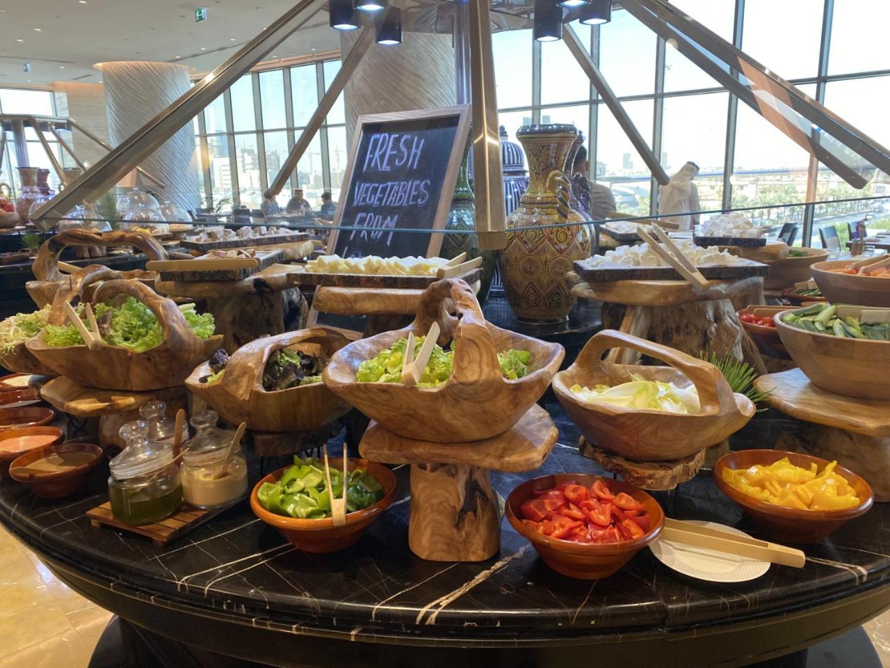 Movenpick Hotel And Residences Riad Exterior foto A salad bar at a hotel