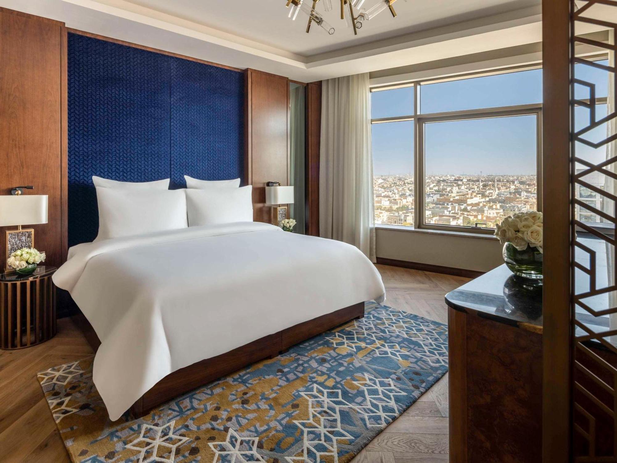 Movenpick Hotel And Residences Riad Exterior foto A bedroom at the Ritz-Carlton, Riyadh