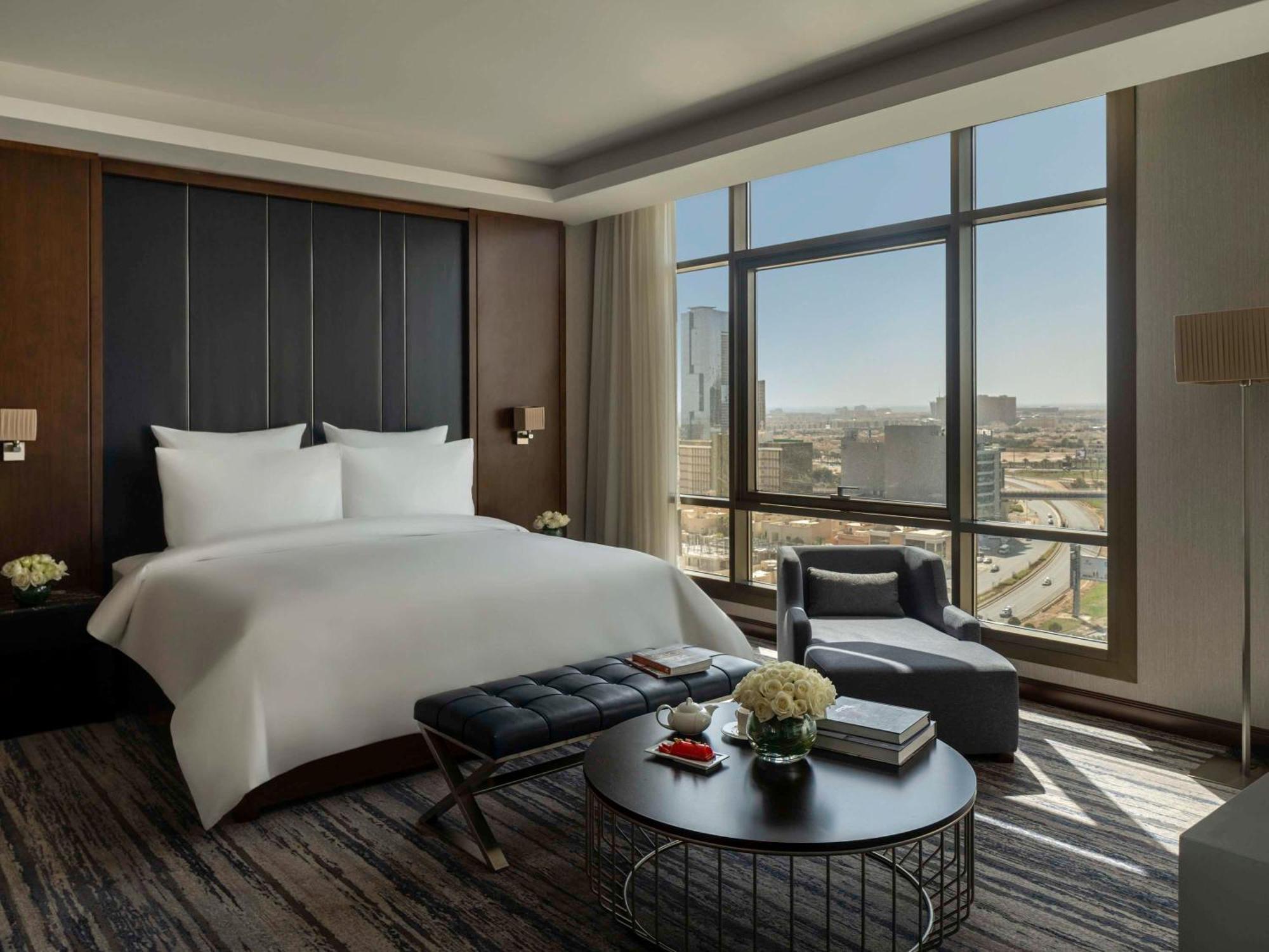 Movenpick Hotel And Residences Riad Exterior foto A bedroom at the Ritz-Carlton, Riyadh