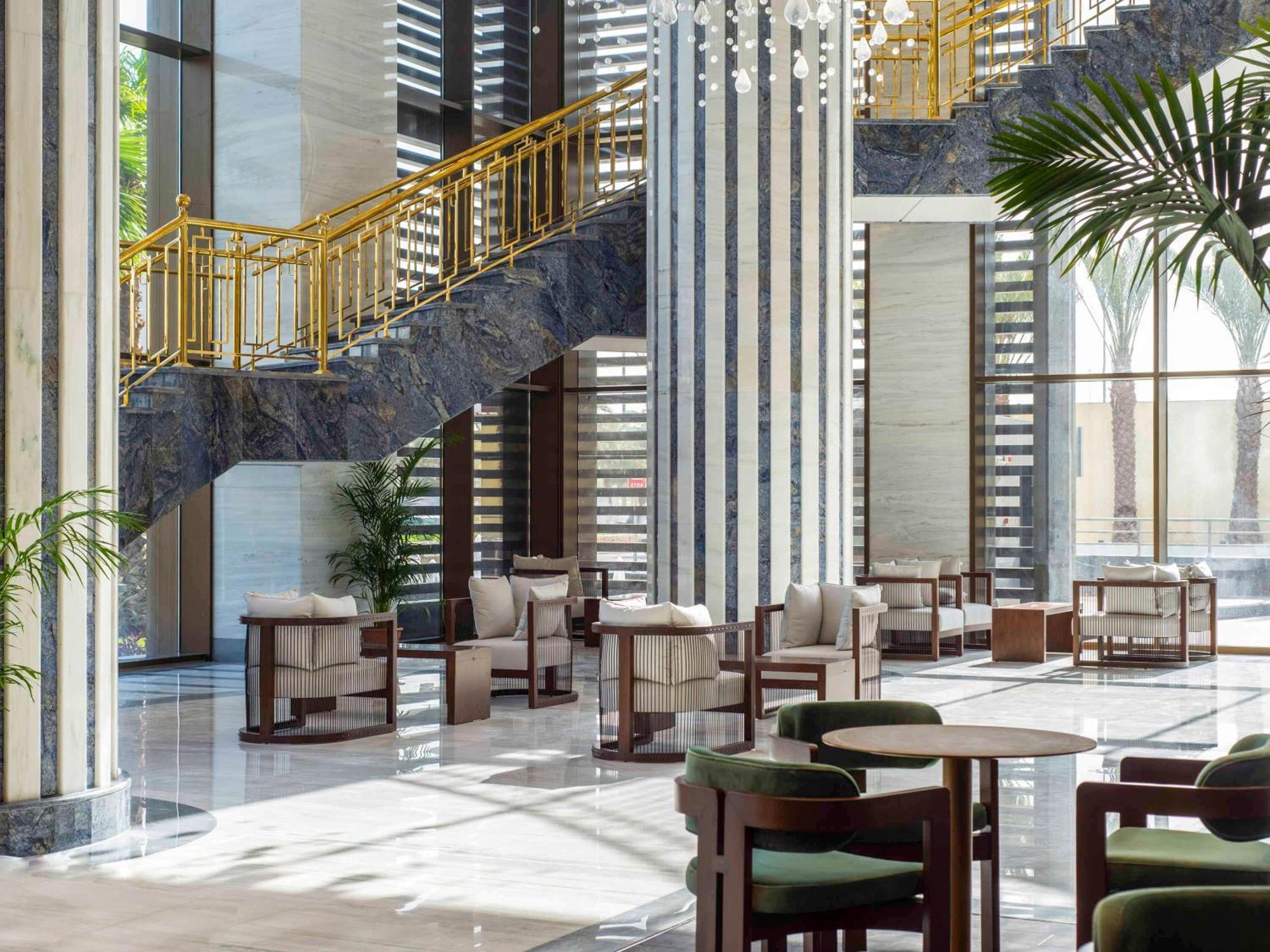 Movenpick Hotel And Residences Riad Exterior foto Lobby