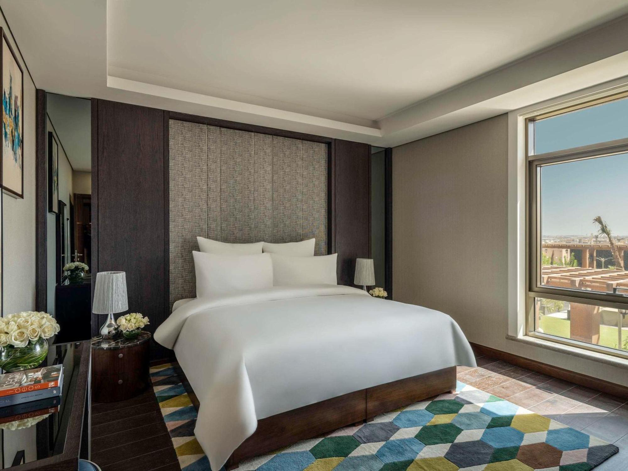 Movenpick Hotel And Residences Riad Exterior foto A bedroom at the hotel