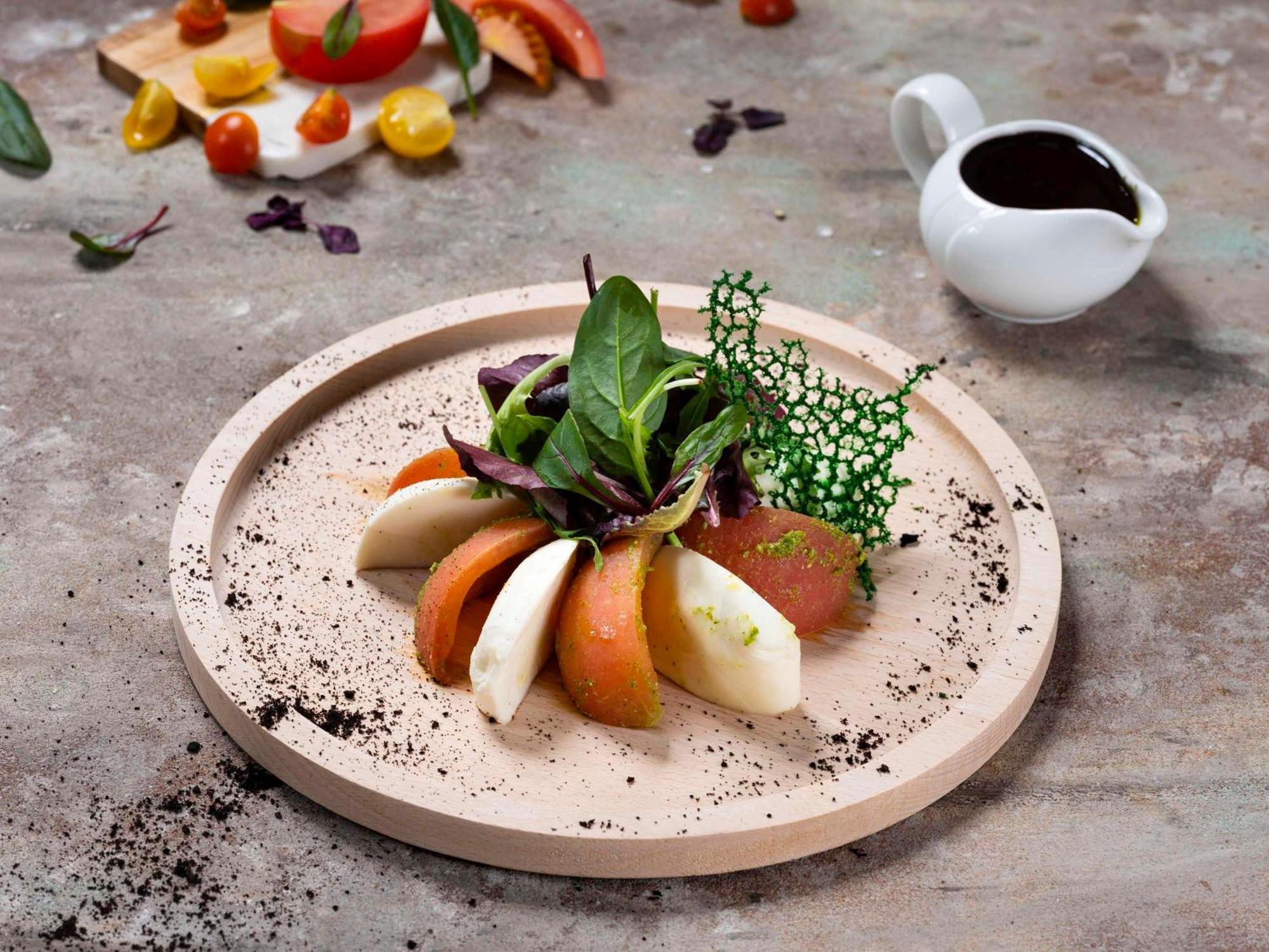 Movenpick Hotel And Residences Riad Exterior foto A salad with a balsamic dressing