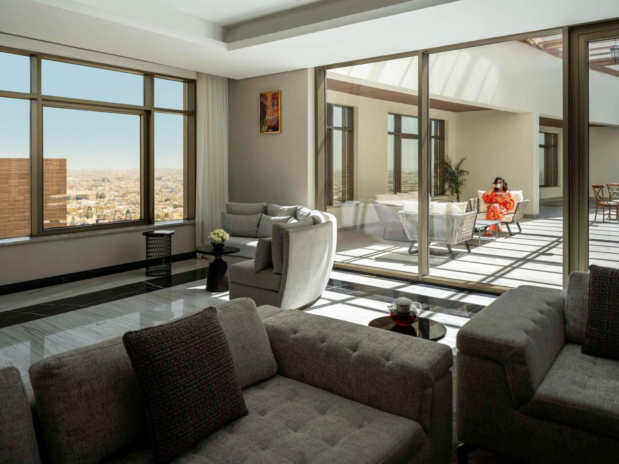 Movenpick Hotel And Residences Riad Exterior foto The interior of a suite at the Four Seasons Hotel, Amman