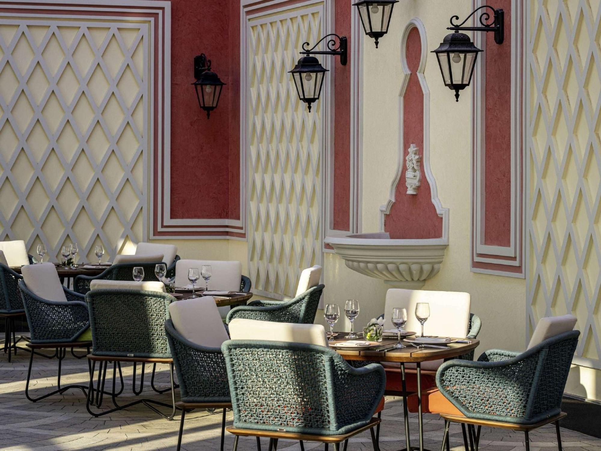 Movenpick Hotel And Residences Riad Exterior foto The restaurant