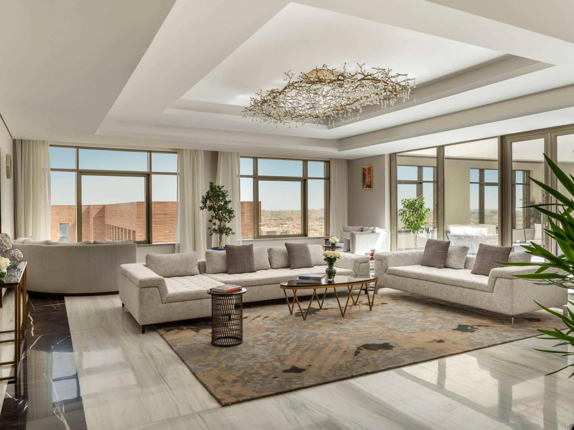 Movenpick Hotel And Residences Riad Exterior foto The interior of the hotel