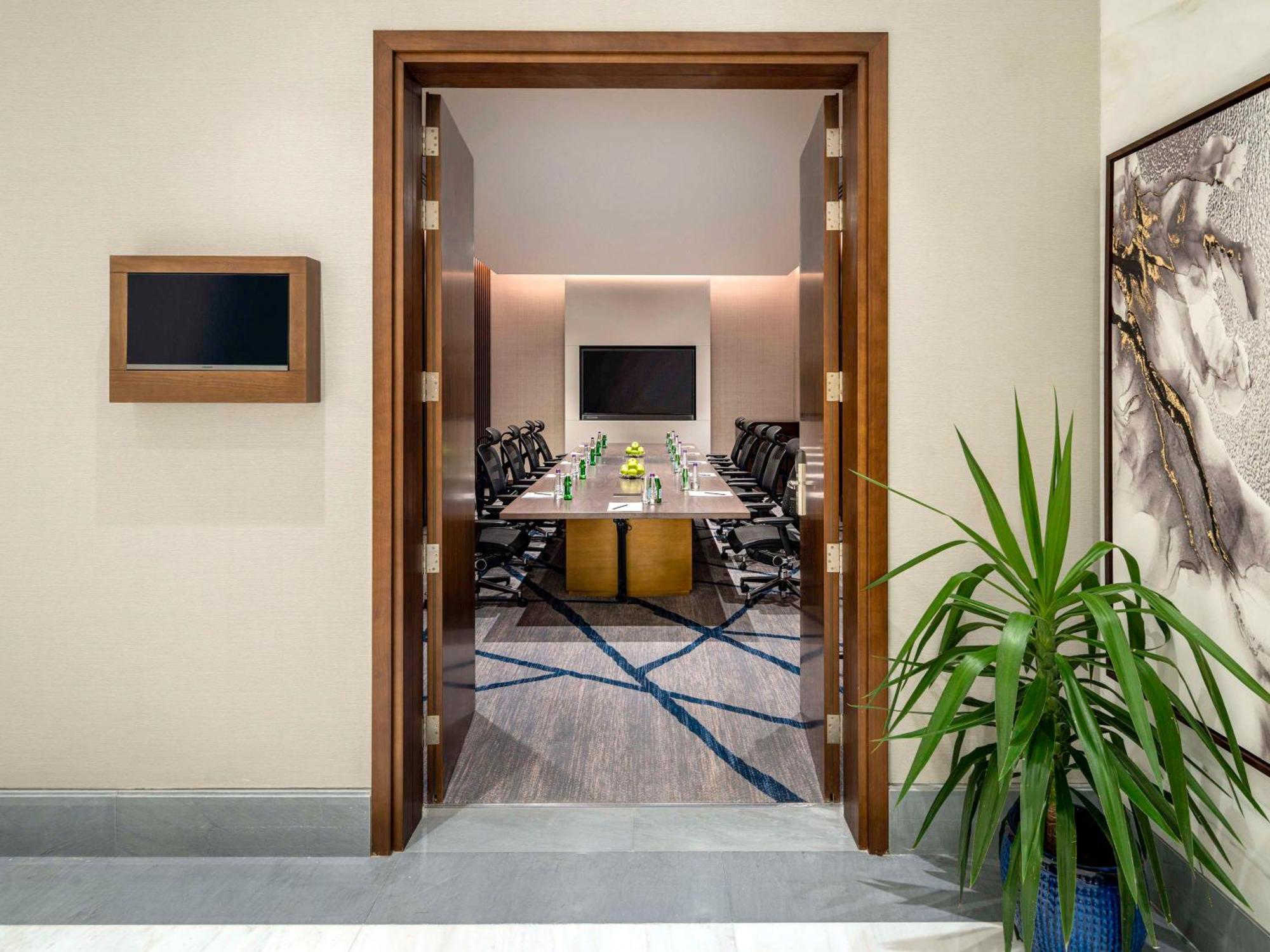 Movenpick Hotel And Residences Riad Exterior foto Meeting room at the hotel