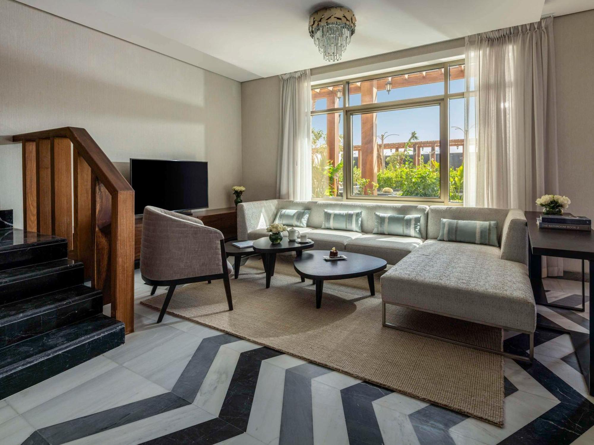 Movenpick Hotel And Residences Riad Exterior foto A living room at the hotel
