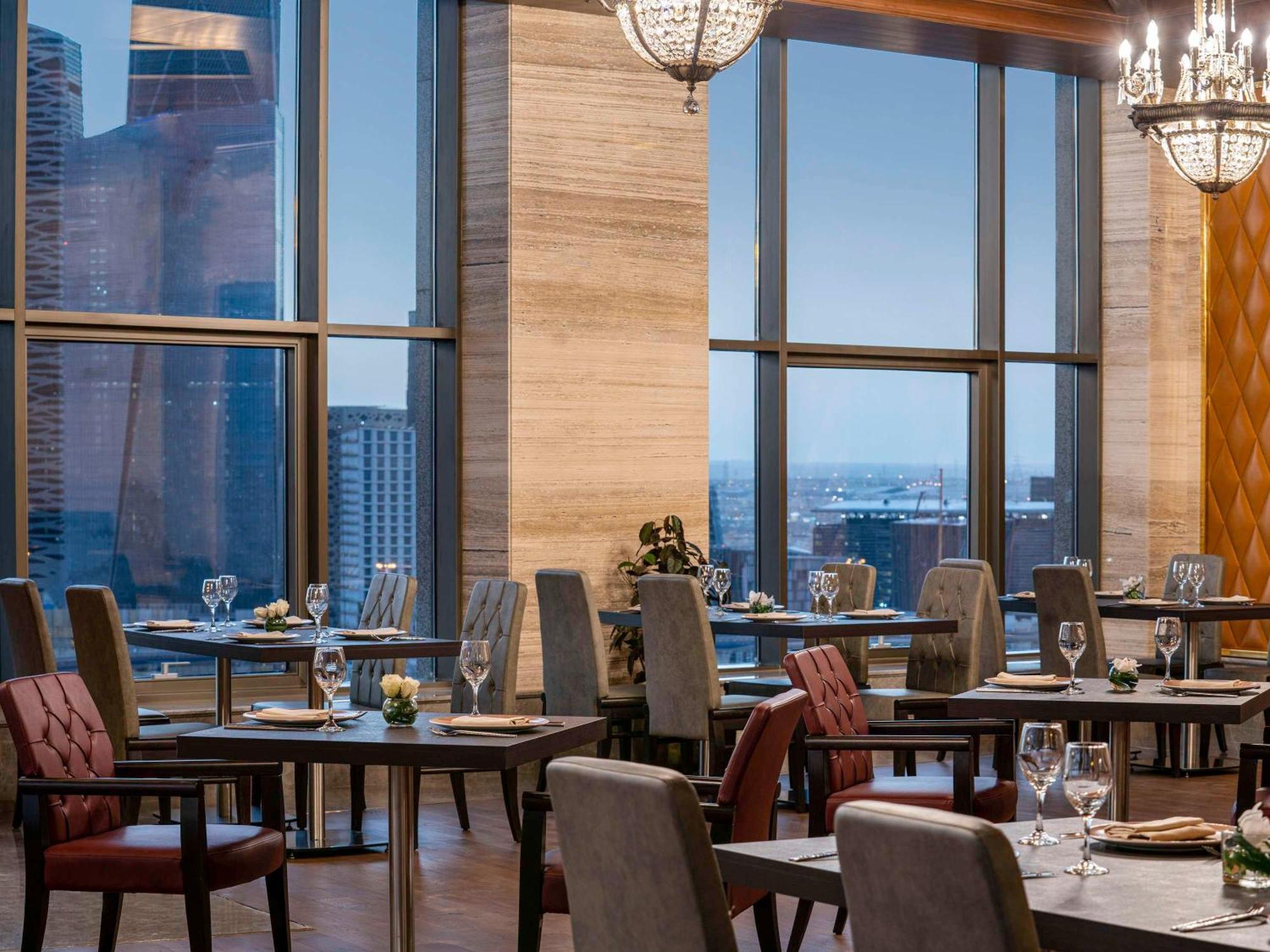 Movenpick Hotel And Residences Riad Exterior foto The restaurant