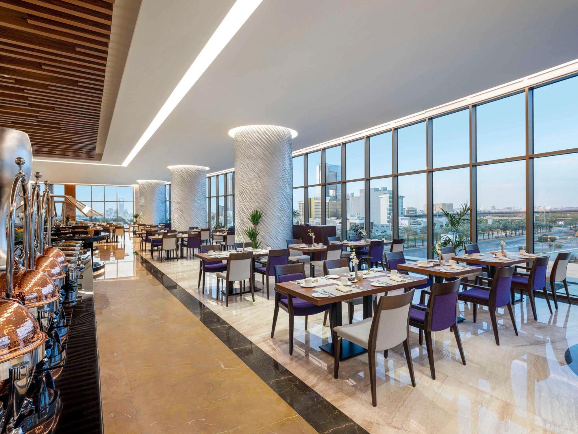 Movenpick Hotel And Residences Riad Exterior foto The restaurant