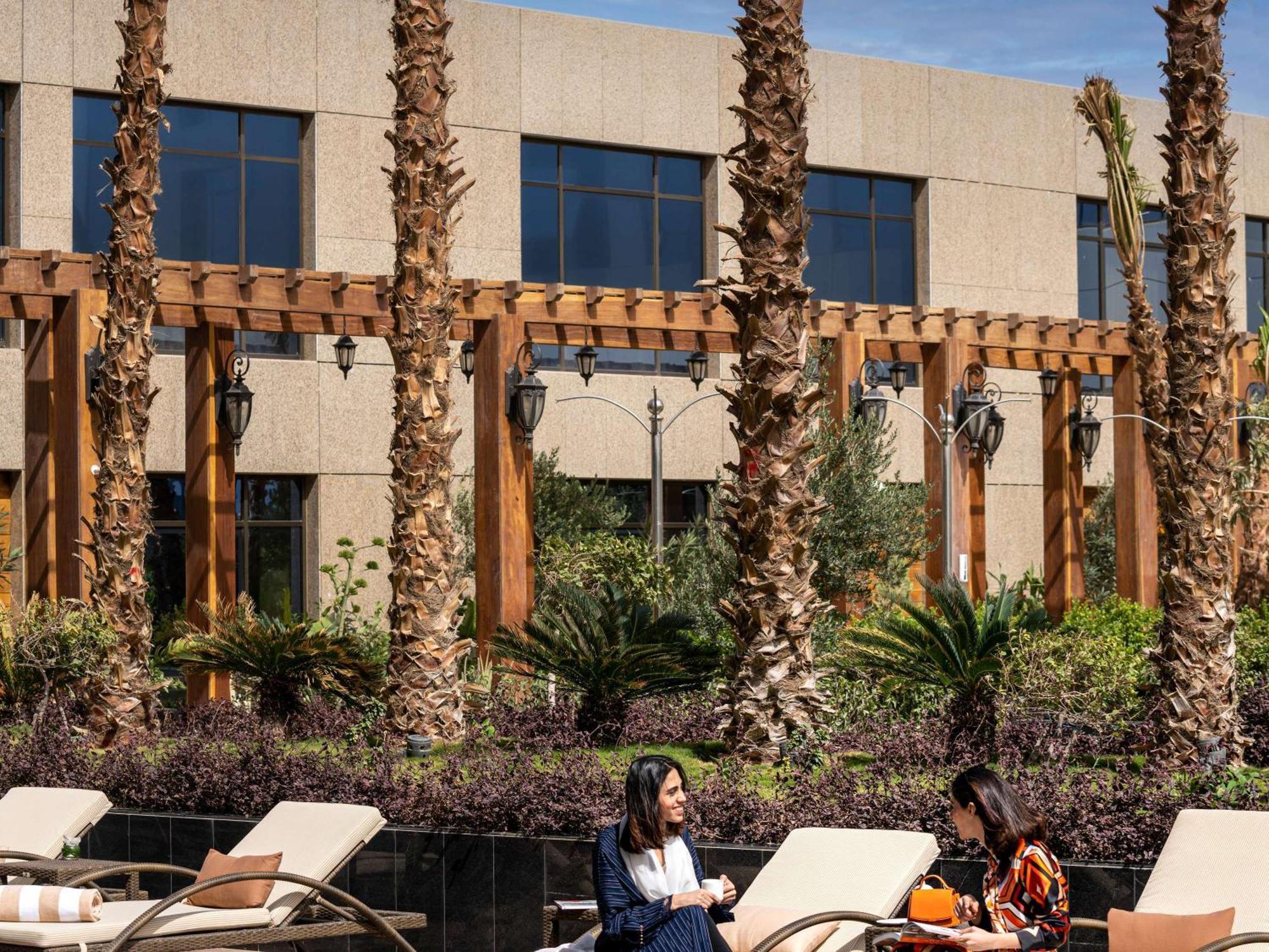 Movenpick Hotel And Residences Riad Exterior foto The University Campus