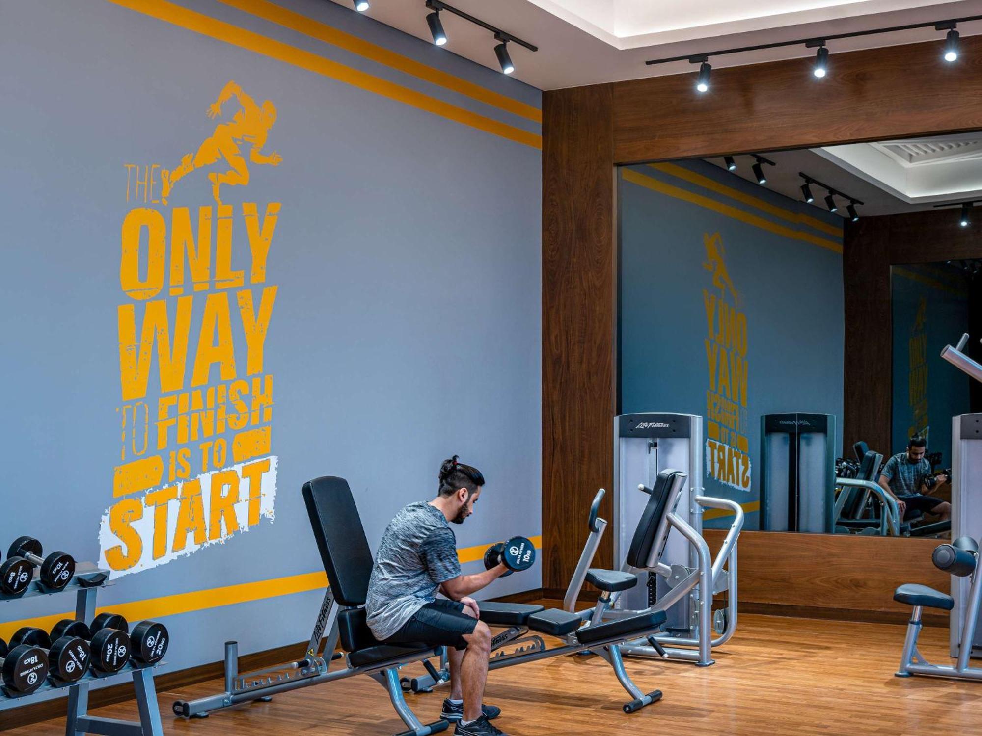 Movenpick Hotel And Residences Riad Exterior foto The gym at the hotel
