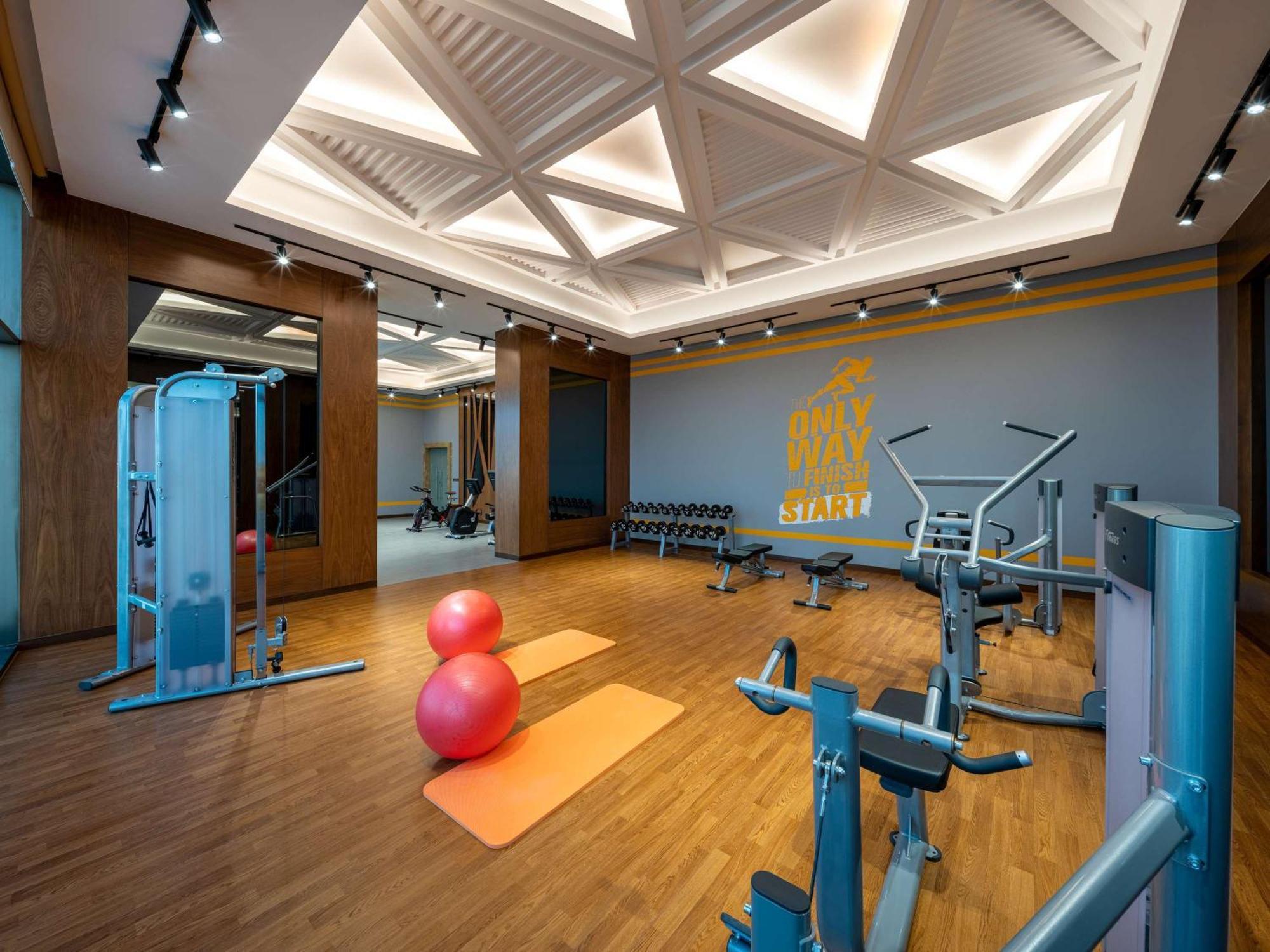 Movenpick Hotel And Residences Riad Exterior foto The gym at the hotel