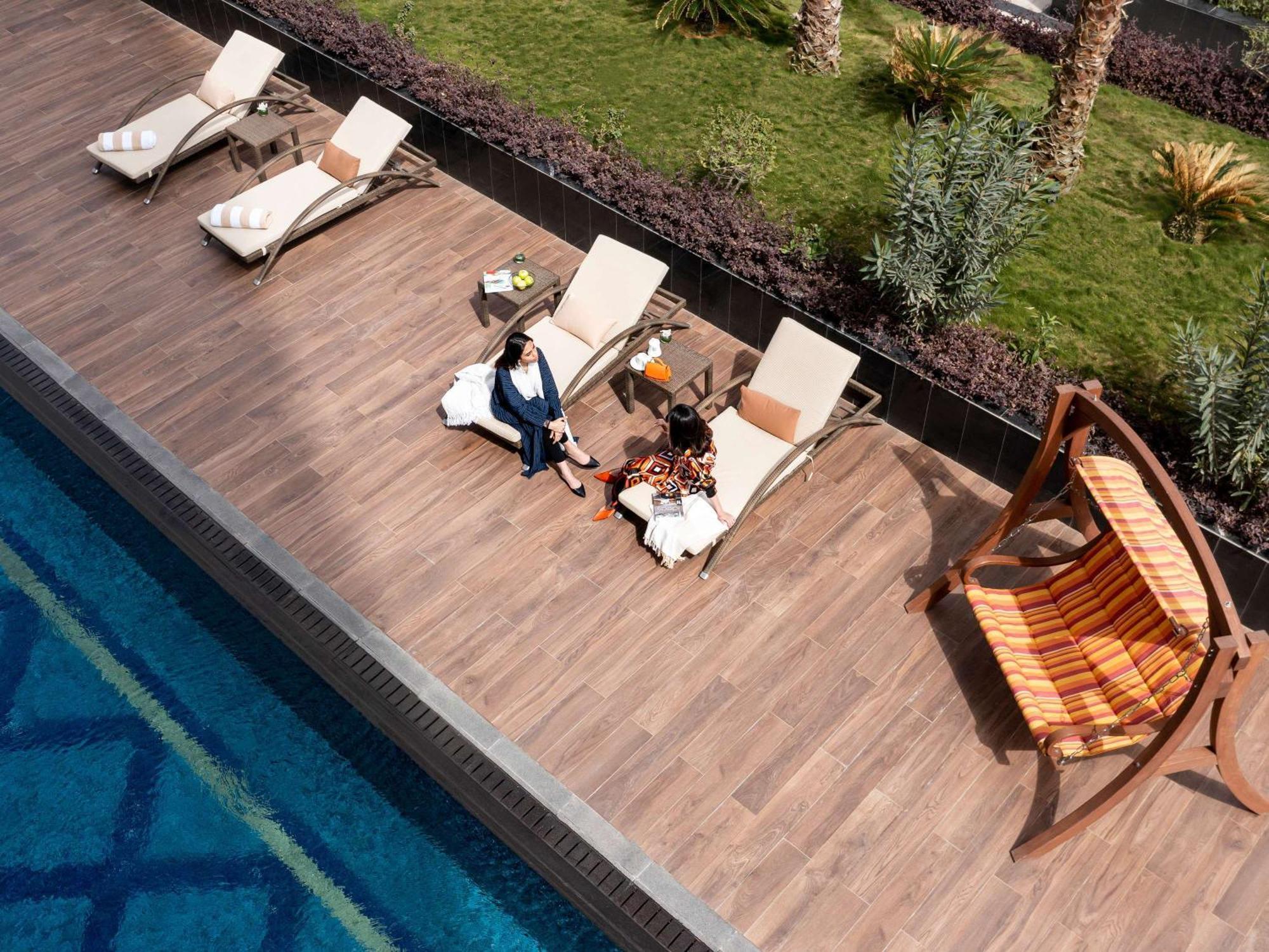 Movenpick Hotel And Residences Riad Exterior foto The swimming pool at the hotel
